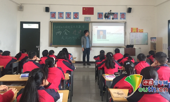 东北农业大学研支团让“两会”走进课堂。图为研支团成员为学生讲解两会热点。刘芮 摄