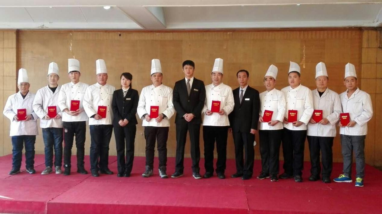 饮食中心领导为获奖者颁奖