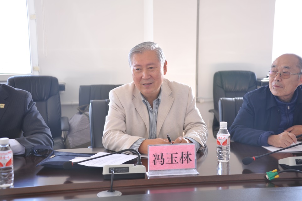 冯玉林在会上讲话