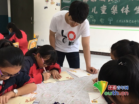 东北农业大学研支团在龙里县开展“放飞纸风筝，献礼母亲节”的主题感恩教育活动。