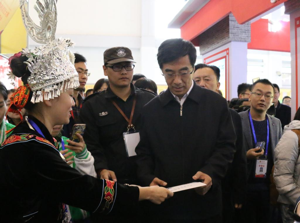 支团团志愿者刘芮向团中央书记处第一书记秦宜智介绍项目