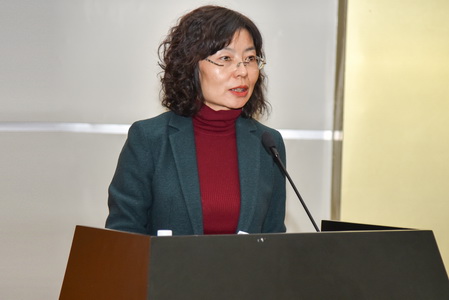 校友工作办公室主任车可舒主持颁发仪式
