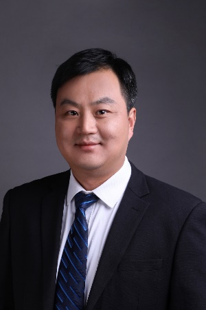 穿着西装的男人描述已自动生成