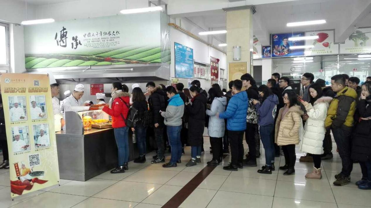 师生排队购买参赛菜品